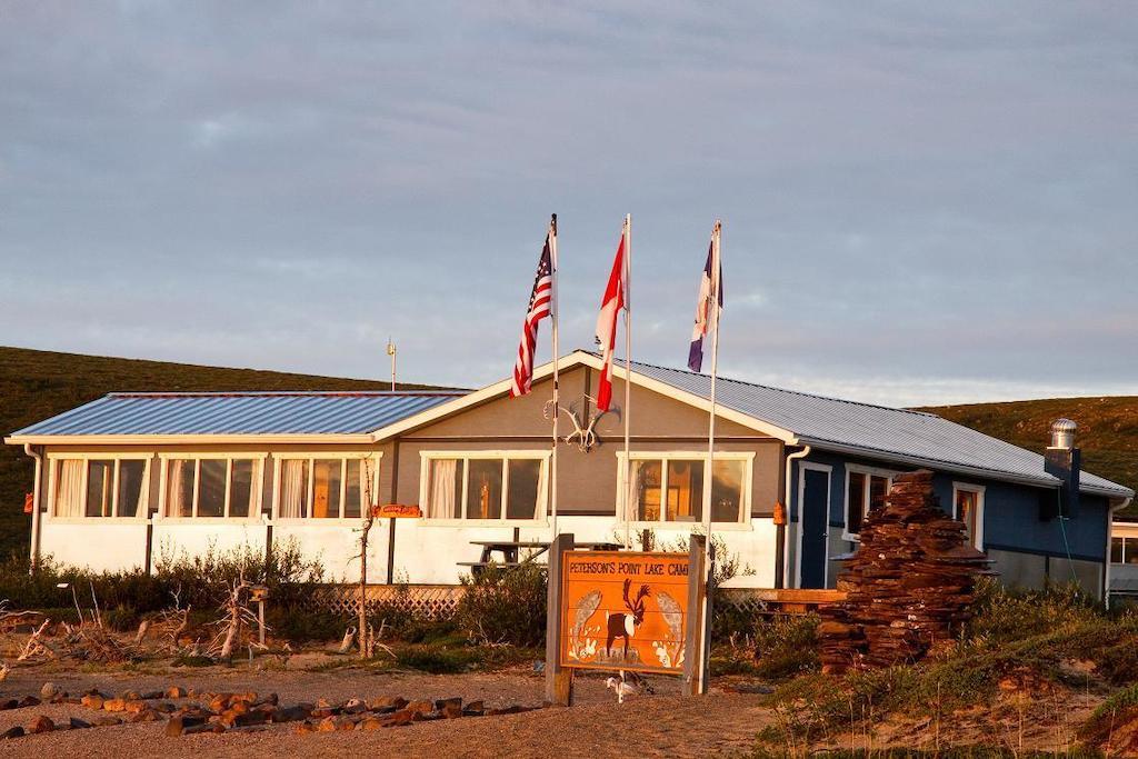 Peterson'S Point Lake Lodgeイエローナイフ エクステリア 写真